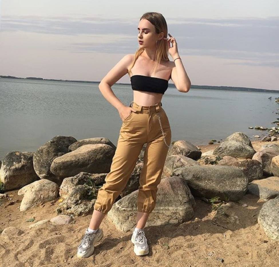 Búp bê song sinh nước Nga gây sốc vì eo bé chỉ bằng gang tay-6