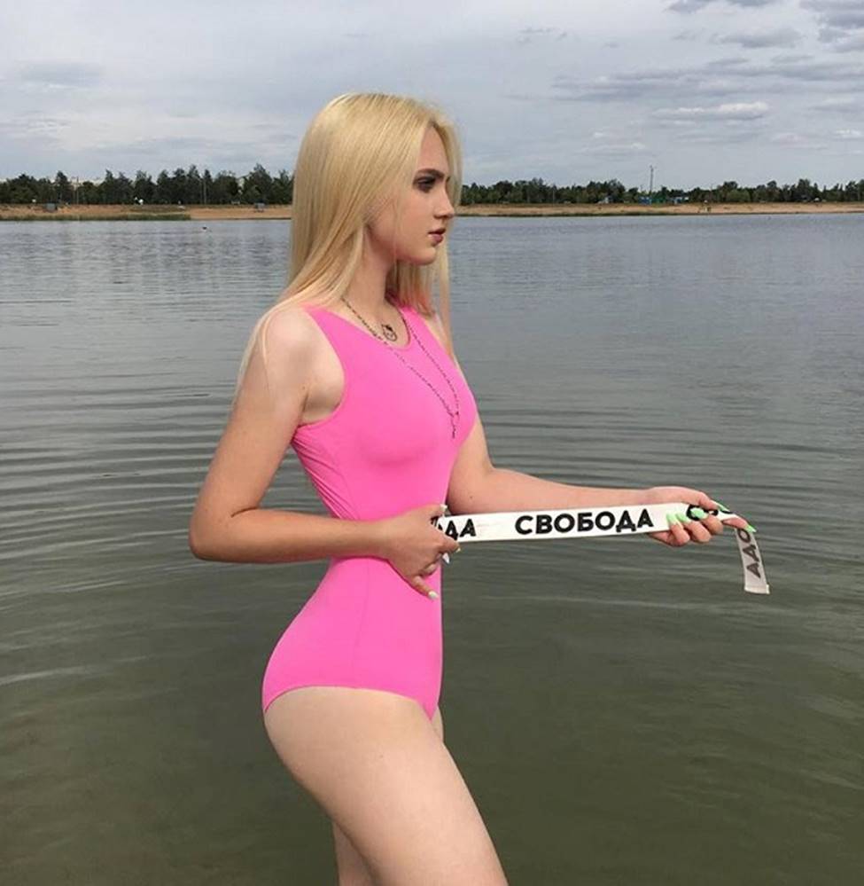 Búp bê song sinh nước Nga gây sốc vì eo bé chỉ bằng gang tay-8