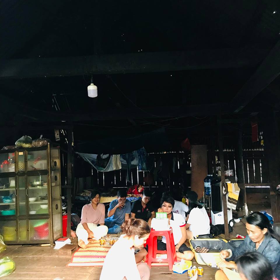 Một mình họa mặt vì không có ê-kip hỗ trợ, Hhen Niê vẫn khiến fan phát cuồng khi trình làng tuyệt tác cô Hen-4