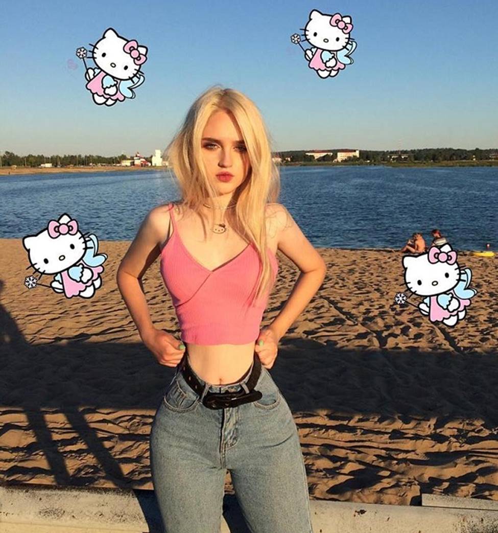 Búp bê song sinh nước Nga gây sốc vì eo bé chỉ bằng gang tay-11