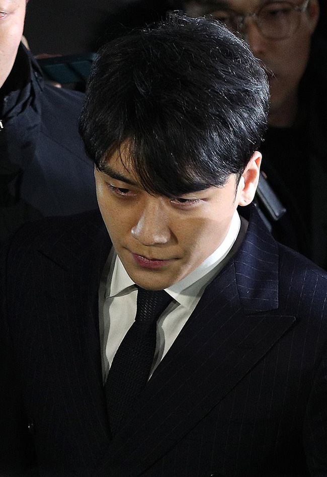 Seungri và Jung Joon Young mặt tái nhợt vượt biển” người để rời sở cảnh sát sau gần 20 tiếng thẩm vấn, hé lộ chuyện giao nộp bằng chứng-1
