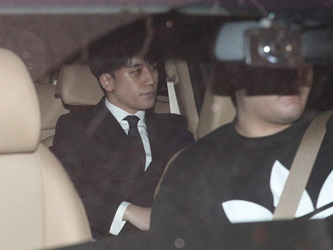 Seungri và Jung Joon Young mặt tái nhợt vượt biển” người để rời sở cảnh sát sau gần 20 tiếng thẩm vấn, hé lộ chuyện giao nộp bằng chứng-4