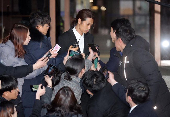Seungri và Jung Joon Young mặt tái nhợt vượt biển” người để rời sở cảnh sát sau gần 20 tiếng thẩm vấn, hé lộ chuyện giao nộp bằng chứng-7