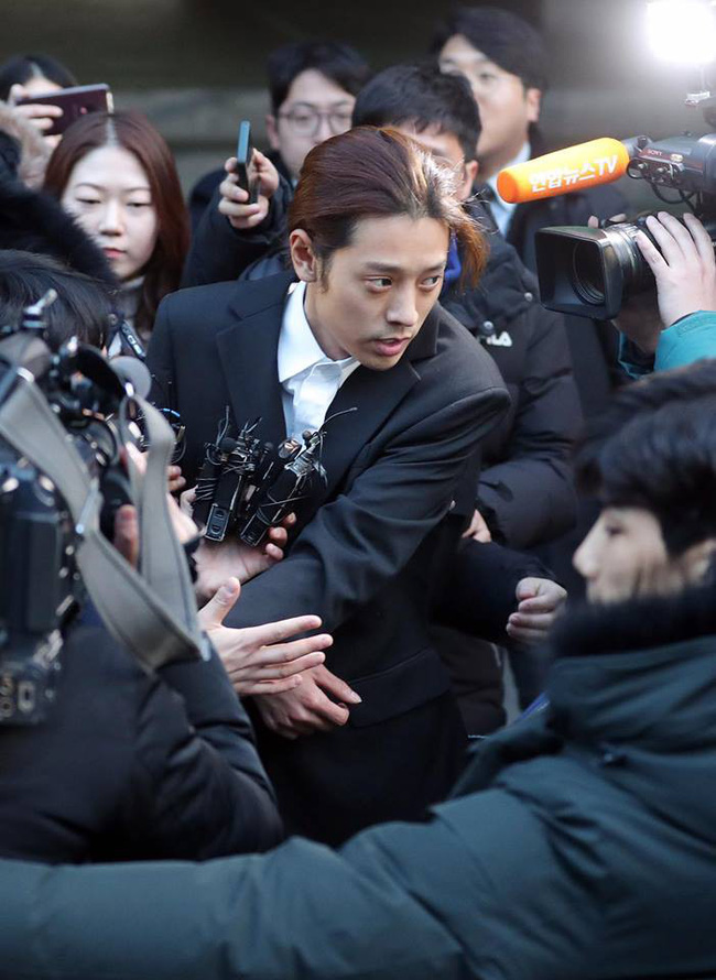 Seungri và Jung Joon Young mặt tái nhợt vượt biển” người để rời sở cảnh sát sau gần 20 tiếng thẩm vấn, hé lộ chuyện giao nộp bằng chứng-12