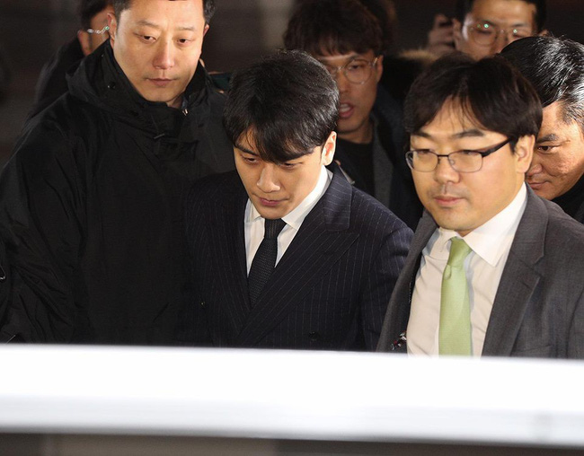 Seungri và Jung Joon Young mặt tái nhợt vượt biển” người để rời sở cảnh sát sau gần 20 tiếng thẩm vấn, hé lộ chuyện giao nộp bằng chứng-15