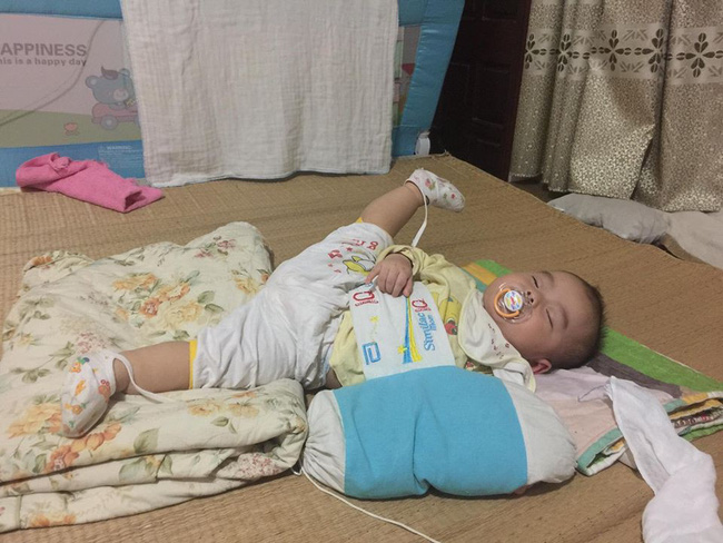 Các mẹ thi nhau khoe ảnh dáng ngủ của cục cưng nhà mình, đoán xem ai chất nhất nào-1