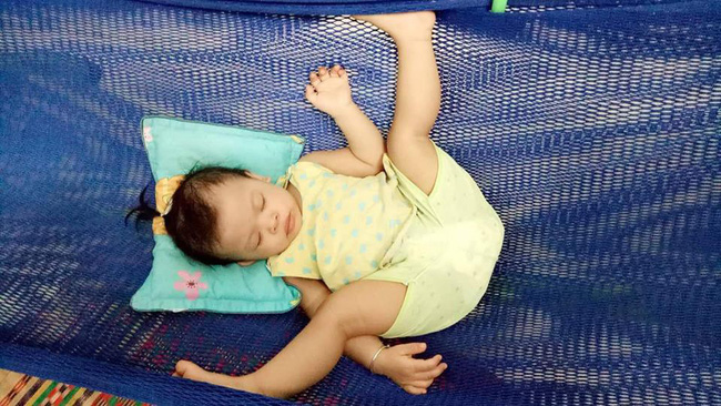 Các mẹ thi nhau khoe ảnh dáng ngủ của cục cưng nhà mình, đoán xem ai chất nhất nào-2