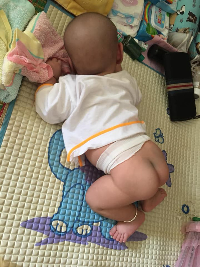 Các mẹ thi nhau khoe ảnh dáng ngủ của cục cưng nhà mình, đoán xem ai chất nhất nào-3