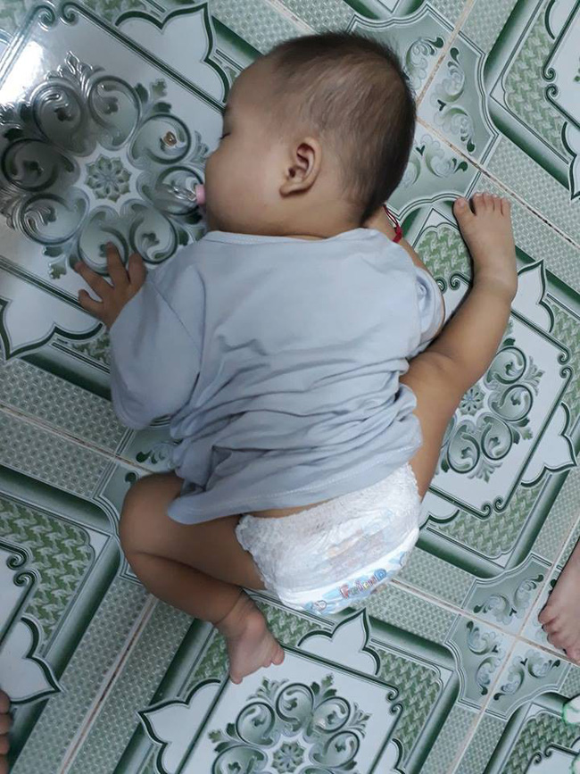 Các mẹ thi nhau khoe ảnh dáng ngủ của cục cưng nhà mình, đoán xem ai chất nhất nào-10