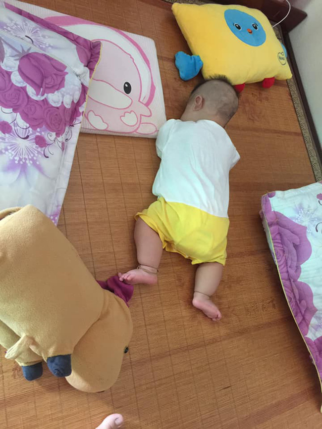 Các mẹ thi nhau khoe ảnh dáng ngủ của cục cưng nhà mình, đoán xem ai chất nhất nào-11