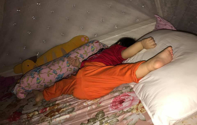 Các mẹ thi nhau khoe ảnh dáng ngủ của cục cưng nhà mình, đoán xem ai chất nhất nào-5