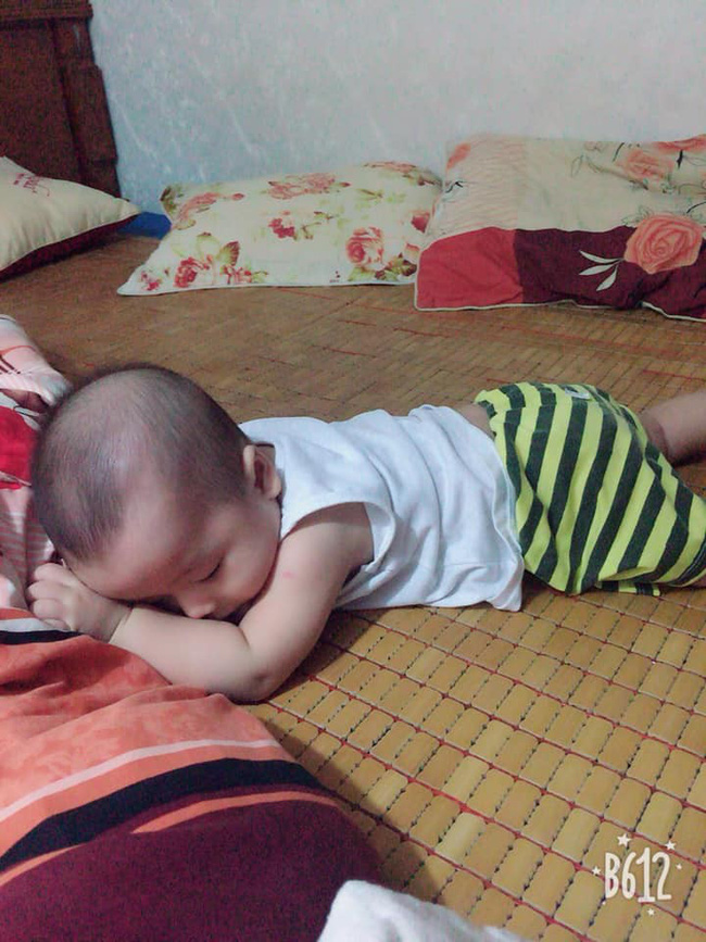 Các mẹ thi nhau khoe ảnh dáng ngủ của cục cưng nhà mình, đoán xem ai chất nhất nào-6