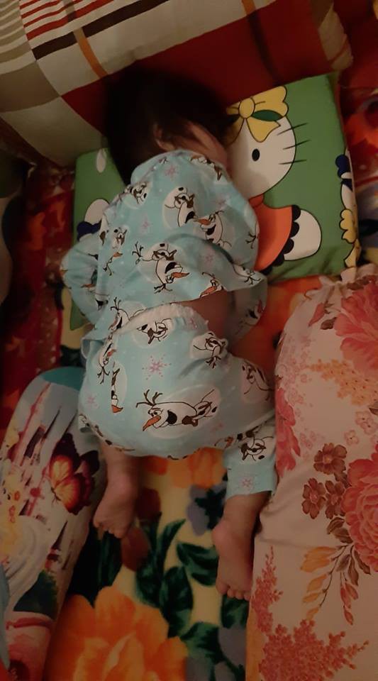 Các mẹ thi nhau khoe ảnh dáng ngủ của cục cưng nhà mình, đoán xem ai chất nhất nào-7