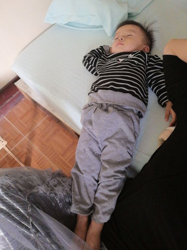 Các mẹ thi nhau khoe ảnh dáng ngủ của cục cưng nhà mình, đoán xem ai chất nhất nào-8