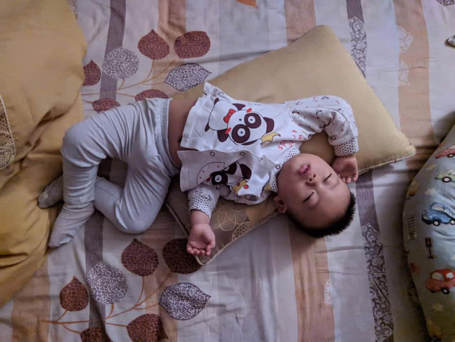 Các mẹ thi nhau khoe ảnh dáng ngủ của cục cưng nhà mình, đoán xem ai chất nhất nào-12