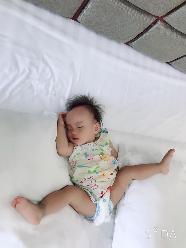 Các mẹ thi nhau khoe ảnh dáng ngủ của cục cưng nhà mình, đoán xem ai chất nhất nào-13