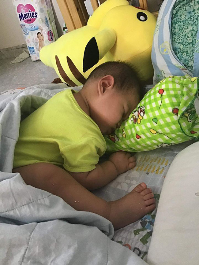 Các mẹ thi nhau khoe ảnh dáng ngủ của cục cưng nhà mình, đoán xem ai chất nhất nào-14