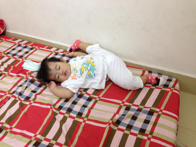 Các mẹ thi nhau khoe ảnh dáng ngủ của cục cưng nhà mình, đoán xem ai chất nhất nào-15