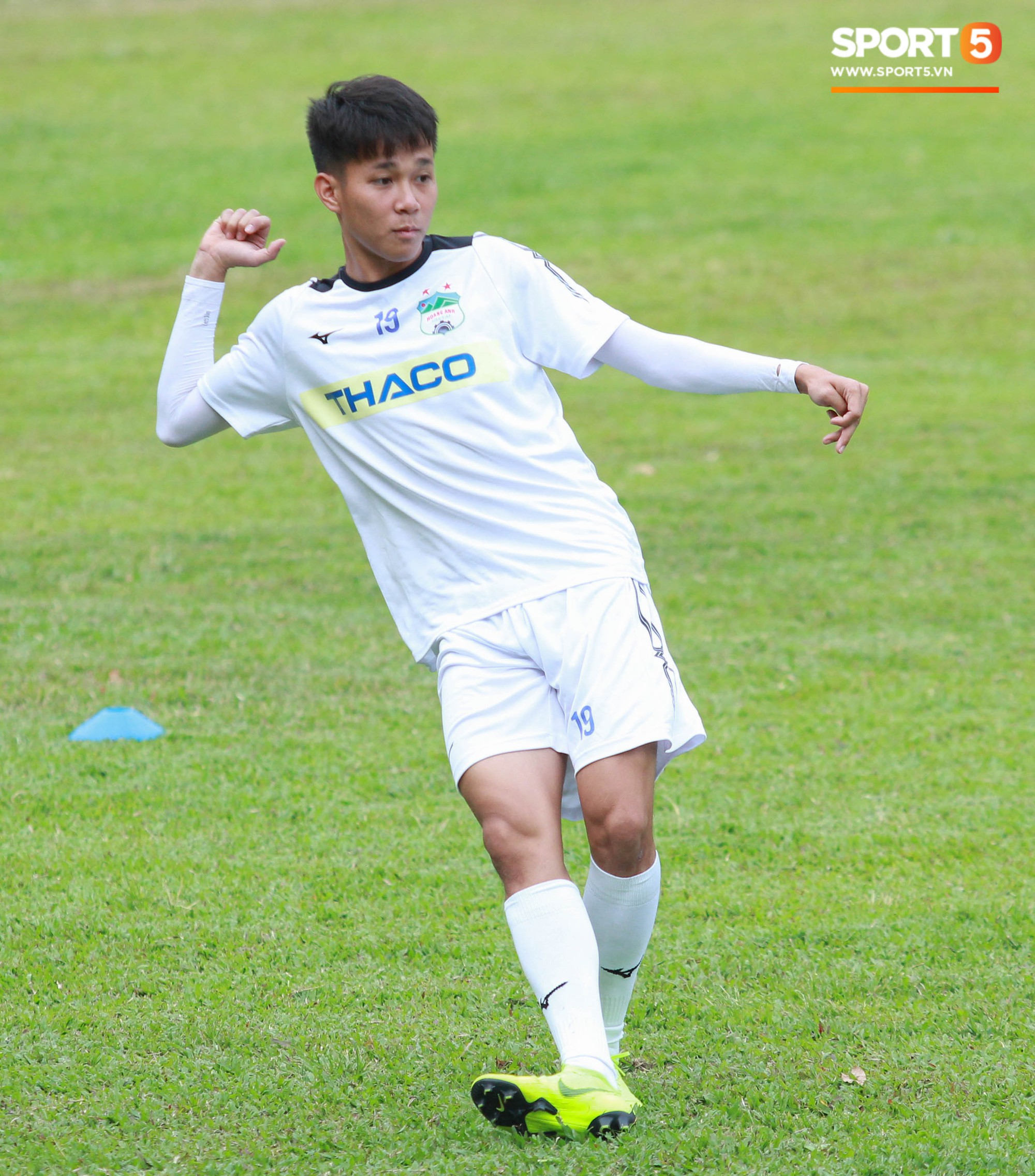 Từ bỏ mái tóc lãng tử, Tuấn Anh khiến fan sửng sốt với kiểu đầu mới đầy nam tính-8