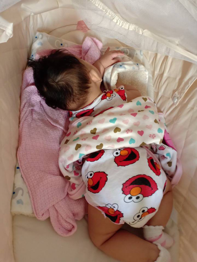 Các mẹ thi nhau khoe ảnh dáng ngủ của cục cưng nhà mình, đoán xem ai chất nhất nào-17