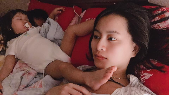 Các mẹ thi nhau khoe ảnh dáng ngủ của cục cưng nhà mình, đoán xem ai chất nhất nào-18