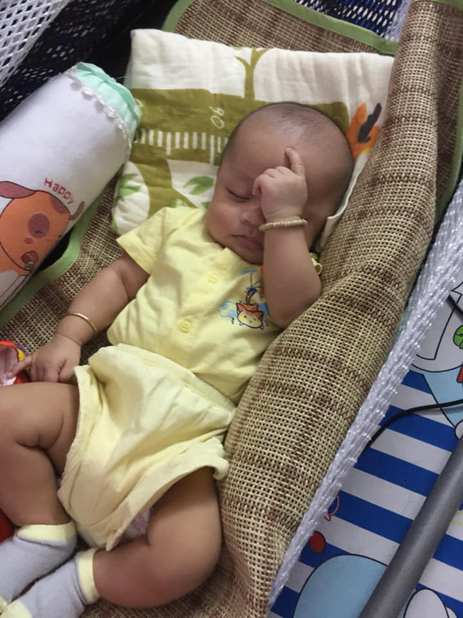 Các mẹ thi nhau khoe ảnh dáng ngủ của cục cưng nhà mình, đoán xem ai chất nhất nào-20