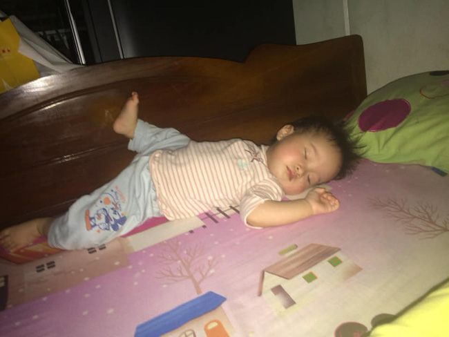 Các mẹ thi nhau khoe ảnh dáng ngủ của cục cưng nhà mình, đoán xem ai chất nhất nào-21