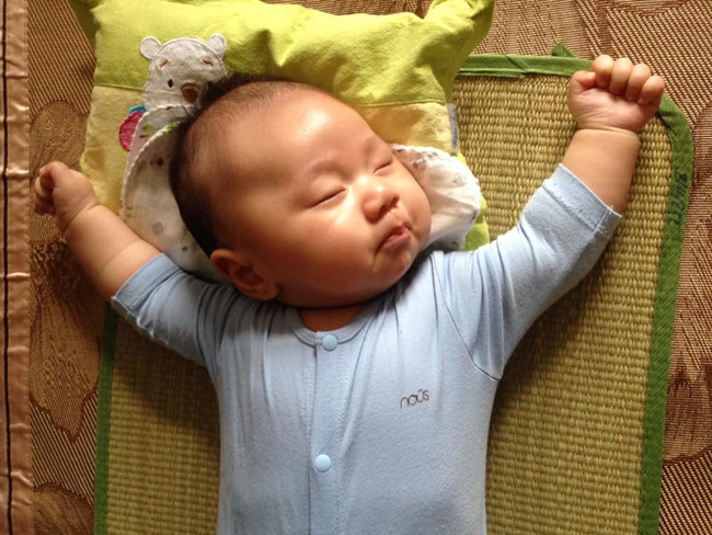 Các mẹ thi nhau khoe ảnh dáng ngủ của cục cưng nhà mình, đoán xem ai chất nhất nào-22