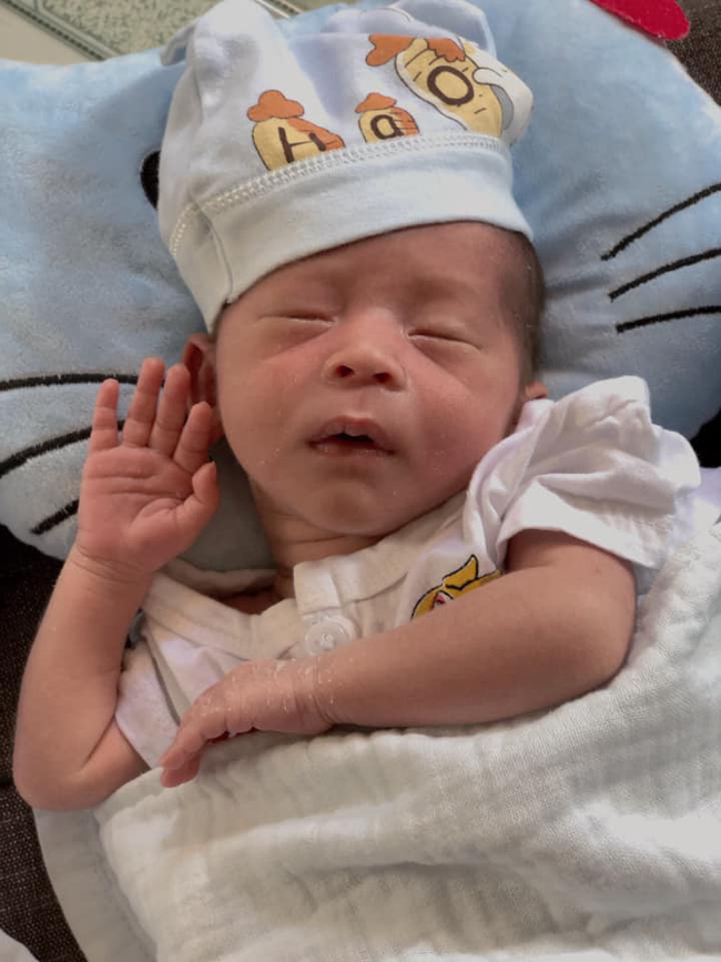 Các mẹ thi nhau khoe ảnh dáng ngủ của cục cưng nhà mình, đoán xem ai chất nhất nào-23