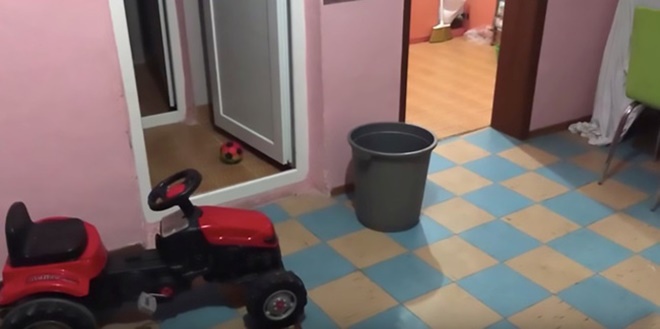 Mẹ vào bếp nấu cơm, nửa tiếng sau quay lại thấy cảnh tượng ám ảnh suốt đời và bi kịch ập đến với cô con gái nhỏ-2