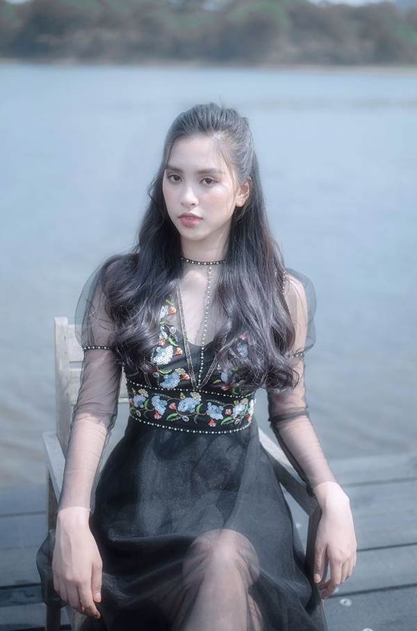 Ngất ngây với vẻ ngọt ngào của Hoa hậu Tiểu Vy sau nửa năm đăng quang-1