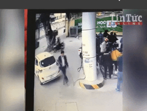 Thót tim cảnh em bé bị cửa kính cường lực vỡ vụn đổ sập vào người-1