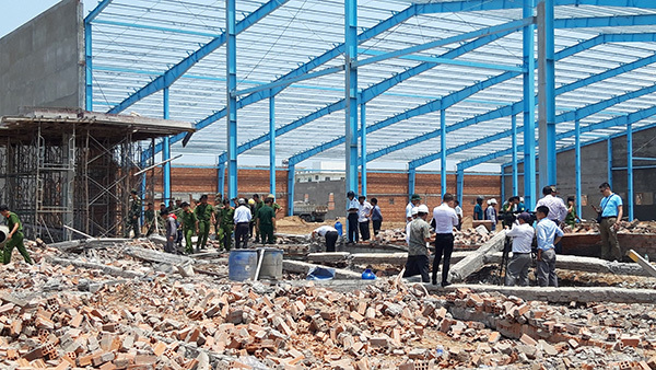 Vĩnh Long: Sập tường công trình nhà xưởng vùi lấp ít nhất 15 công nhân, 5 người tử vong-4