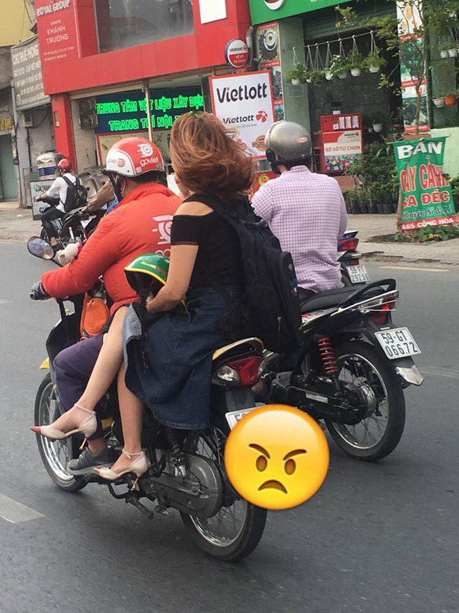 Ngồi trên xe ôm, chỉ bằng một hành động cô gái khiến cả phố ngoái lại nhìn-1