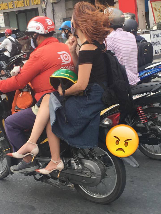 Ngồi trên xe ôm, chỉ bằng một hành động cô gái khiến cả phố ngoái lại nhìn-2