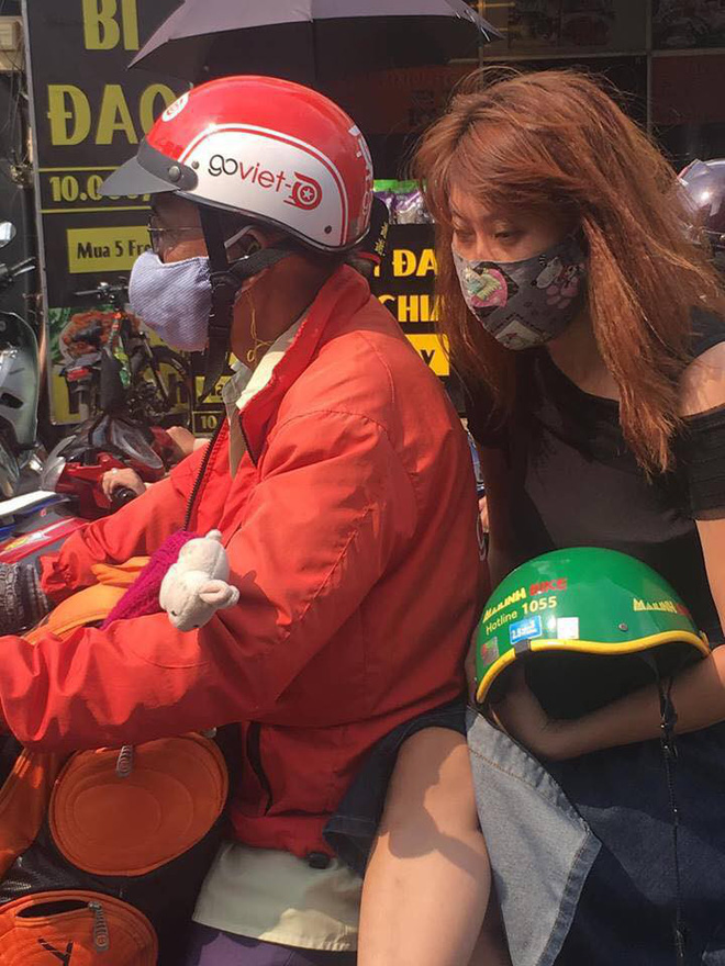 Ngồi trên xe ôm, chỉ bằng một hành động cô gái khiến cả phố ngoái lại nhìn-3