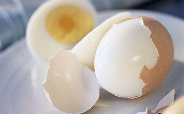 Luộc trứng tưởng chừng đơn giản nhưng không phải ai cũng biết cách luộc chín đều, nguyên vỏ lại vô cùng dễ bóc-1