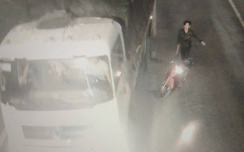 5 thanh niên cầm hung khí cố tình chặn xe ôtô trong hầm đường bộ-1