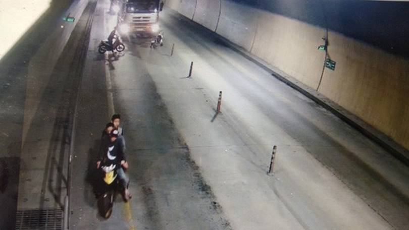 5 thanh niên cầm hung khí cố tình chặn xe ôtô trong hầm đường bộ-2