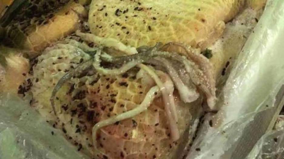 Chi trăm triệu cho con học trường tốt, phụ huynh sốc nặng phát hiện sự thật kinh hoàng đang bốc mùi trong bếp ăn-2