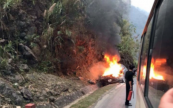 Va chạm với xe bán tải trên quốc lộ, xế hộp hơn 2 tỷ bốc cháy thành đống sắt vụn-1