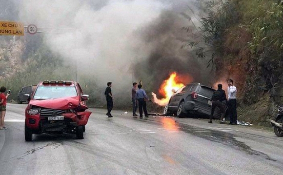 Va chạm với xe bán tải trên quốc lộ, xế hộp hơn 2 tỷ bốc cháy thành đống sắt vụn-2