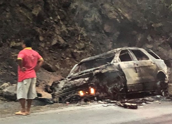 Va chạm với xe bán tải trên quốc lộ, xế hộp hơn 2 tỷ bốc cháy thành đống sắt vụn-3