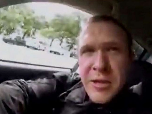 Rợn người với nụ cười và cử chỉ ngạo mạn của nghi phạm xả súng New Zealand trước tòa-2