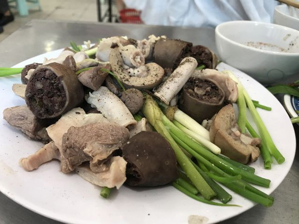 Lòng trần cháo vẫn đông khách, giá thịt không giảm trước cơn bão” dịch tả lợn Châu Phi-3