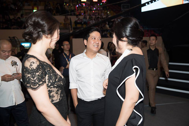 Hành động bất thường: Trường Giang nhất định né” ống kính may quay khi đi nhận giải thưởng trên thảm đỏ và thậm chí là sân khấu-2