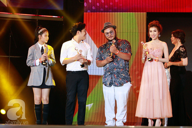 Hành động bất thường: Trường Giang nhất định né” ống kính may quay khi đi nhận giải thưởng trên thảm đỏ và thậm chí là sân khấu-3