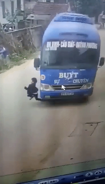 Clip: Bé trai lồm cồm đứng dậy sau pha lao sang đường ẩu rồi bị xe buýt đâm trúng khiến nhiều người hú vía-1
