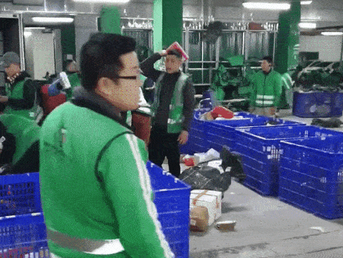 Xôn xao câu chuyện công ty chuyển phát làm vỡ đồ nhưng đổ lỗi do khách đóng gói, lộ clip shipper ném hàng như bay-3