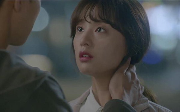 Trở về sau tuần trăng mật, tôi khiếp vía nhìn căn phòng cưới rồi ngất lịm vì một bí mật-1